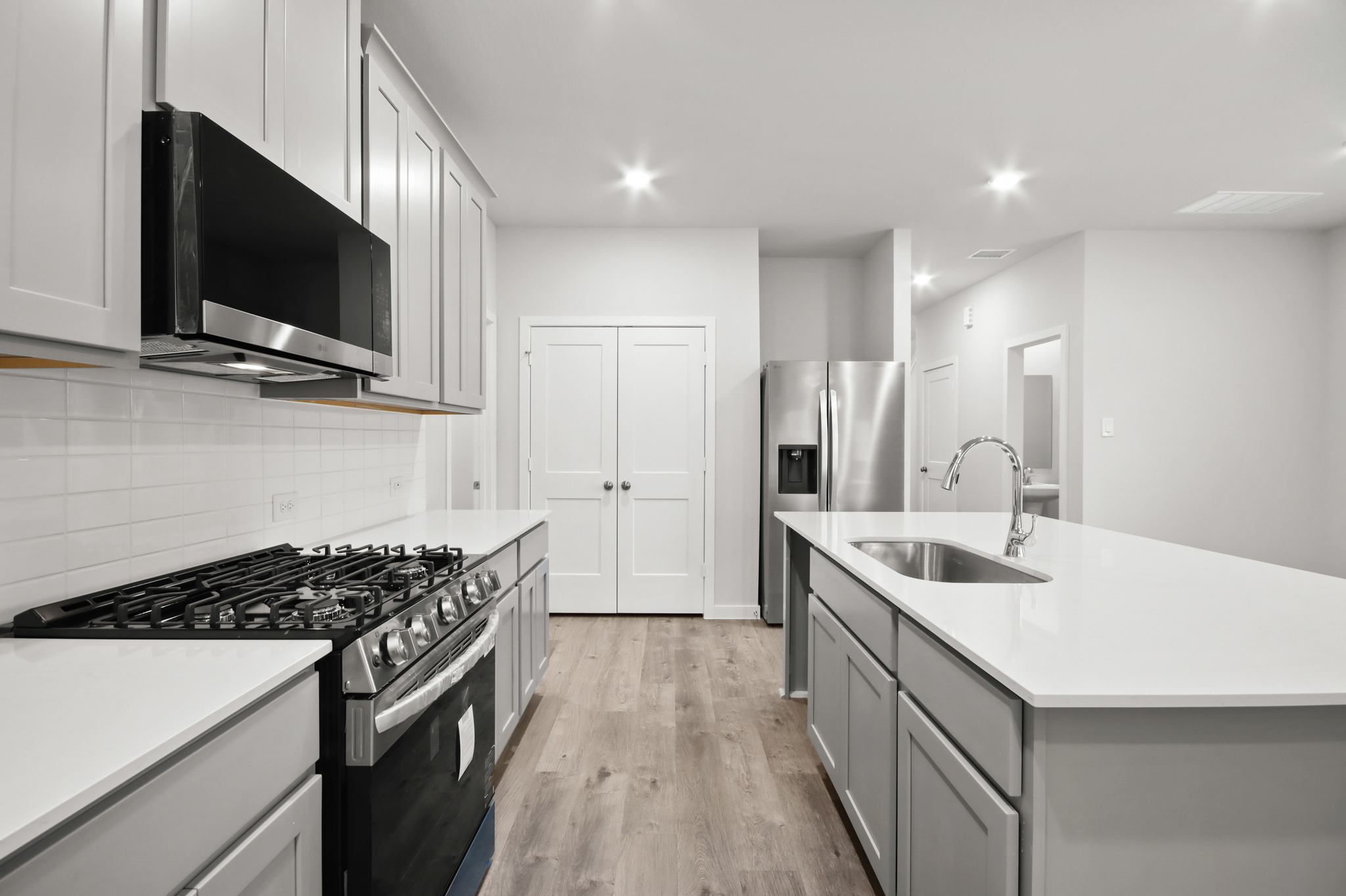 A kitchen with white cabinets.