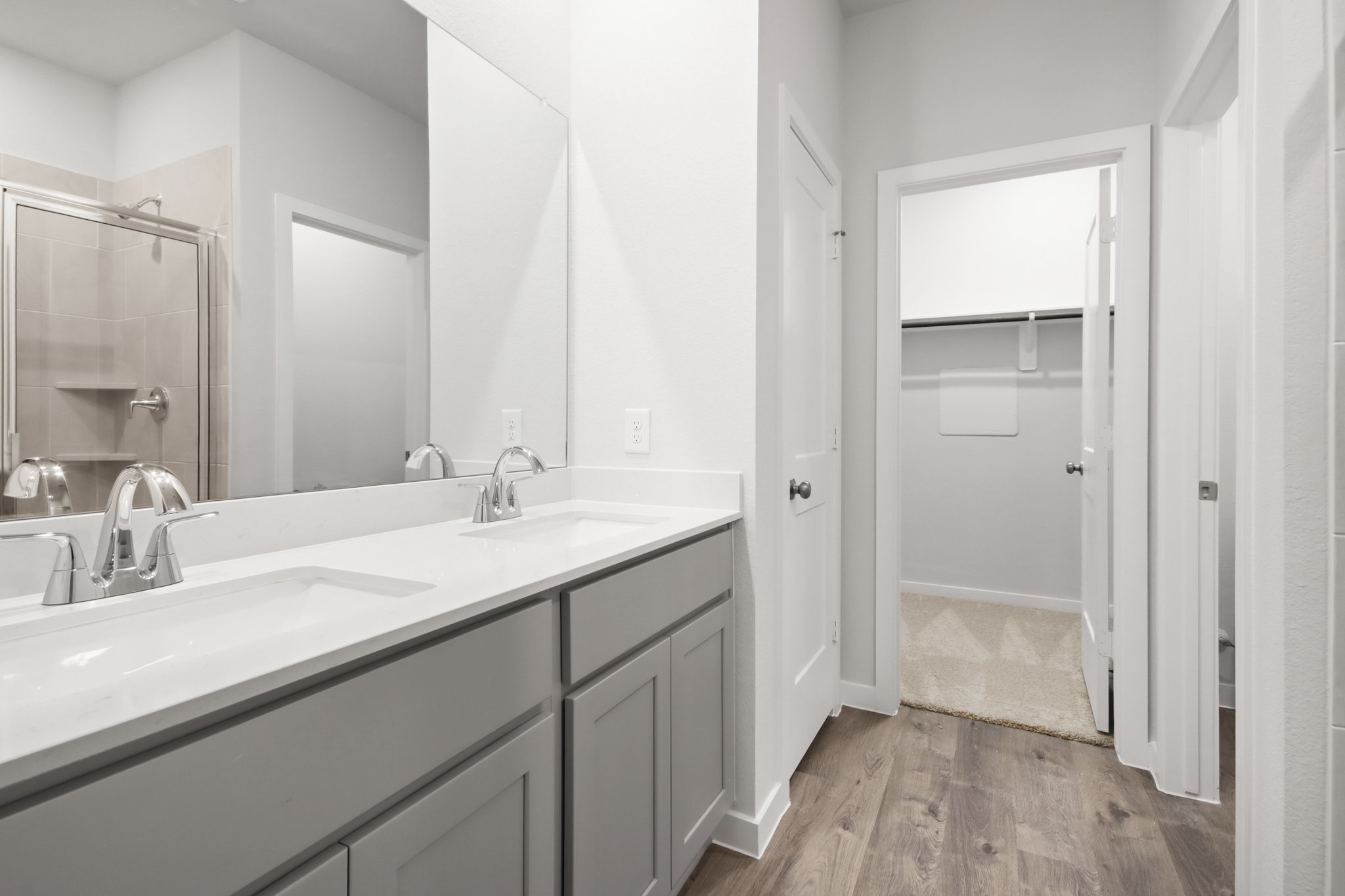 A bathroom with a sink and a mirror.
