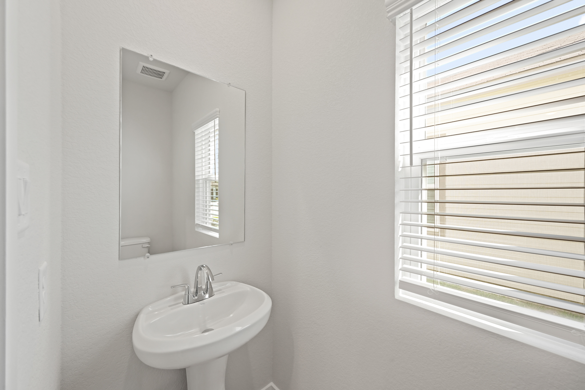 A bathroom with a sink and a mirror.