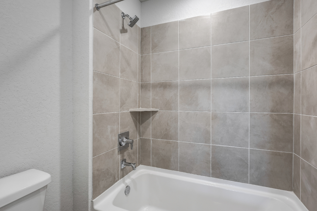 A bathroom with a tile shower.